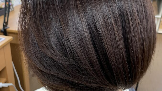 縮毛矯正と白髪染め 交互にずっと続いています ブルーヘアー