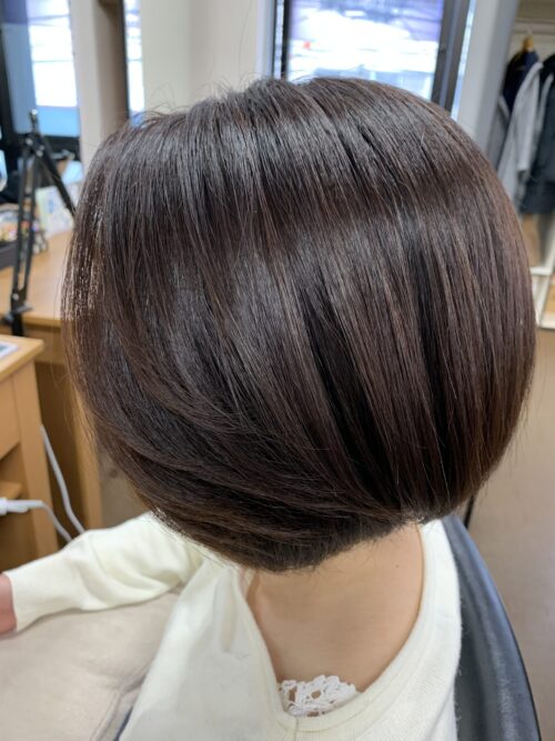 縮毛矯正と白髪染め 交互にずっと続いています ブルーヘアー 縮毛矯正と白髪染め 交互にずっと続いています ブルーヘアー